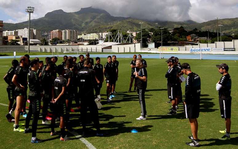 'A minha intenção não é ter só um time. Preciso de outros jogadores, não só os que vão jogar', diz o técnico alvinegro (Foto: Vítor Silva/Botafogo)