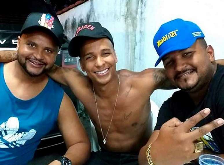 Deyverson posta muitas fotos ao lado dos amigos nas redes (Fotos: Reprodução / Instagram)