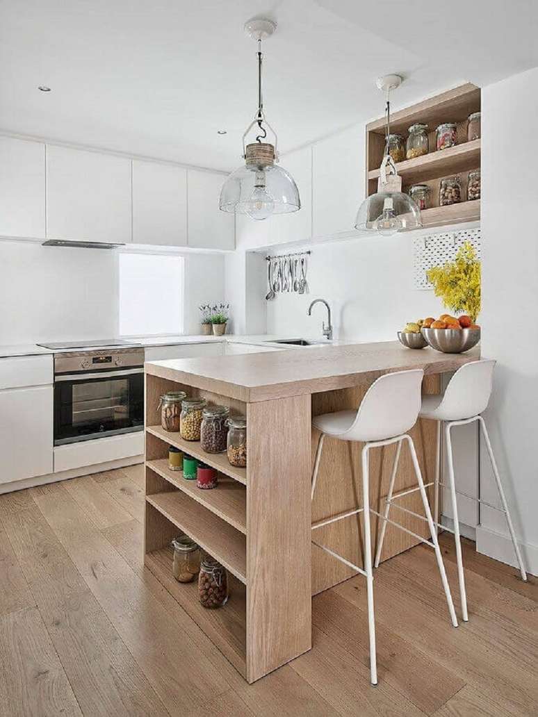 5. Bancada de cozinha planejada com prateleiras para guardar potes de mantimentos &ndash; Foto: Habitissimo