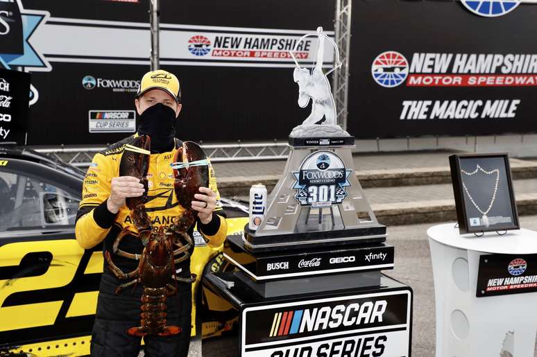 Brad Keselowski festeja a vit&oacute;ria em New Hampshire no &uacute;ltimo domingo 