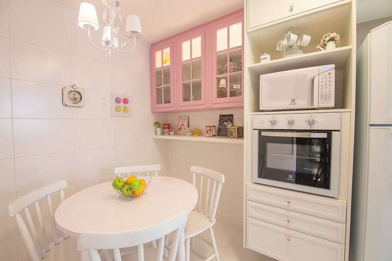2. Cozinha pequena decorada com armário aéreo cor de rosa – Foto: Habitissimo