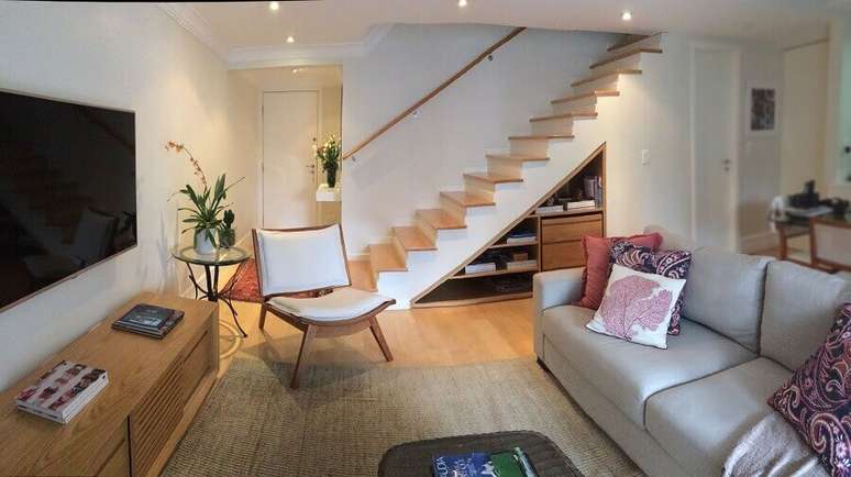 3. A marcenaria inteligente pode te ajudar a aproveitar aquele espa&ccedil;o embaixo da escada &ndash; Foto: Habitissimo