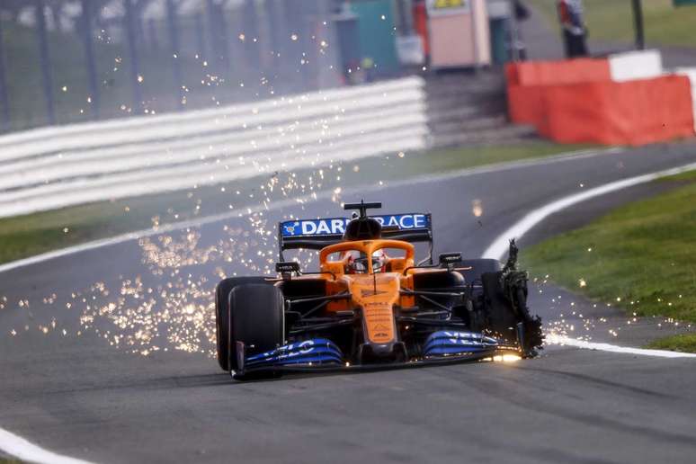 Um estouro de pneu nas voltas finais fez Carlos Sainz terminar em 13º 
