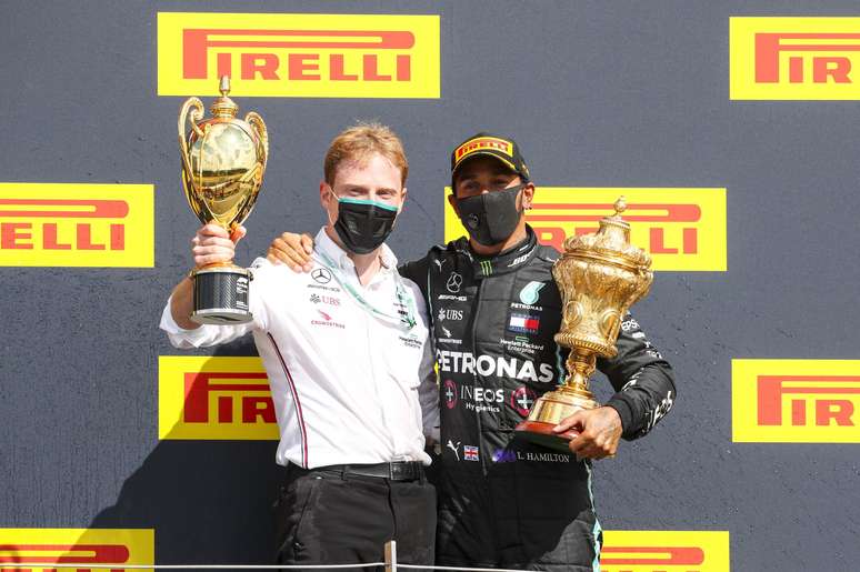 Gilles Pironi e Lewis Hamilton no pódio do GP da Inglaterra 