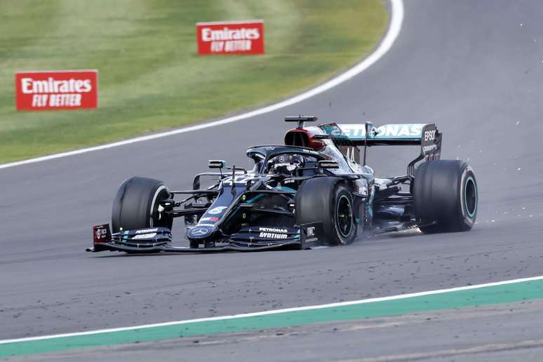 Um furo de pneu quase tirou a vitória de Hamilton na última volta 