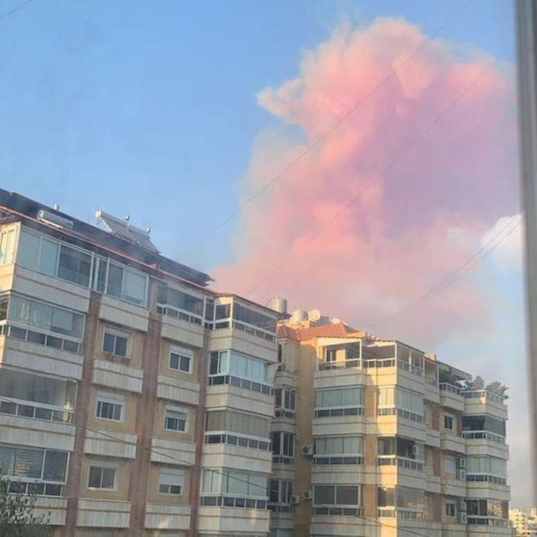 Foto tirada por brasileira em Beirute mostra fumaça rosa saindo do porto após explosão