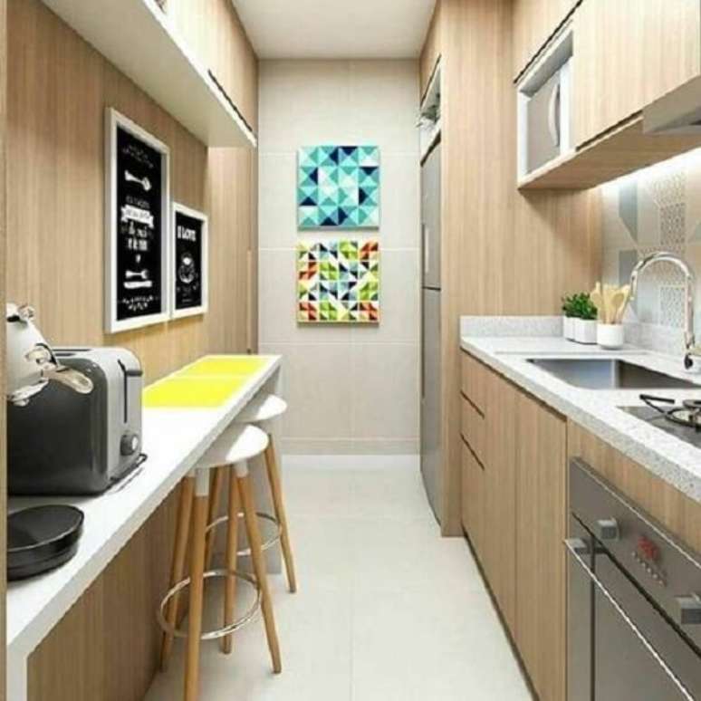 64. A disposição dos quadros decorativos para cozinha se conectam com o espaço. Fonte: Pinterest