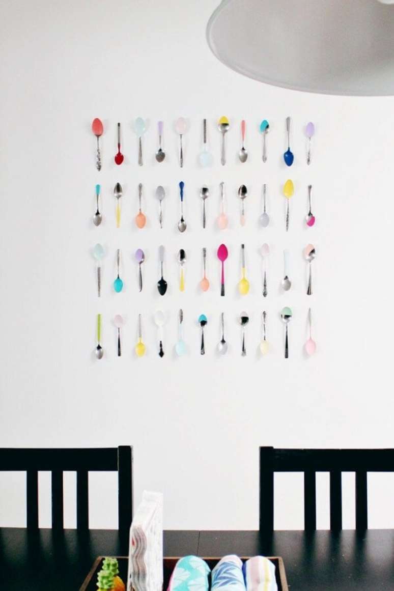 56. Colheres coloridas preenchem a área delimitada na parede. Fonte: Pinterest