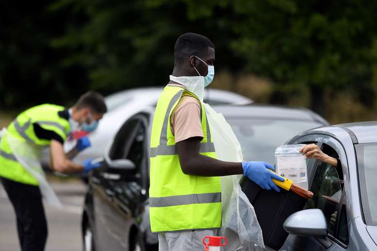 Funcionários entregam e coletam kits de testes para detecção de Covid-19 em Londres
04/08/2020 REUTERS/Toby Melville