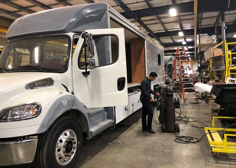 Trabalhador na linha de produção da fábrica da Renegade RV em Bristol, Indiana, EUA, em 16 de abril de 2019. REUTERS / Tim Aeppel