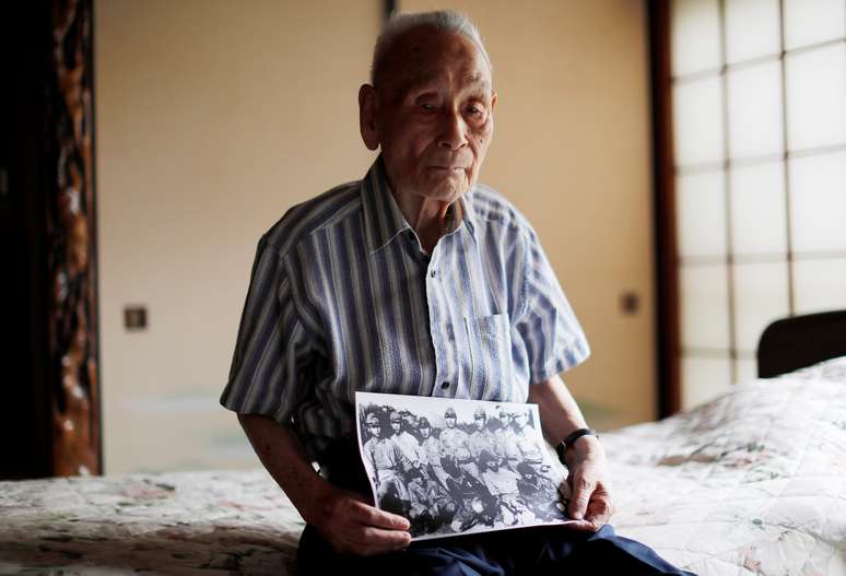 Lee Hak-rae, último criminoso de guerra coreano do Japão na Segunda Guerra Mundial segura foto em Tóquio
25/06/2020 REUTERS/Kim Kyung-Hoon