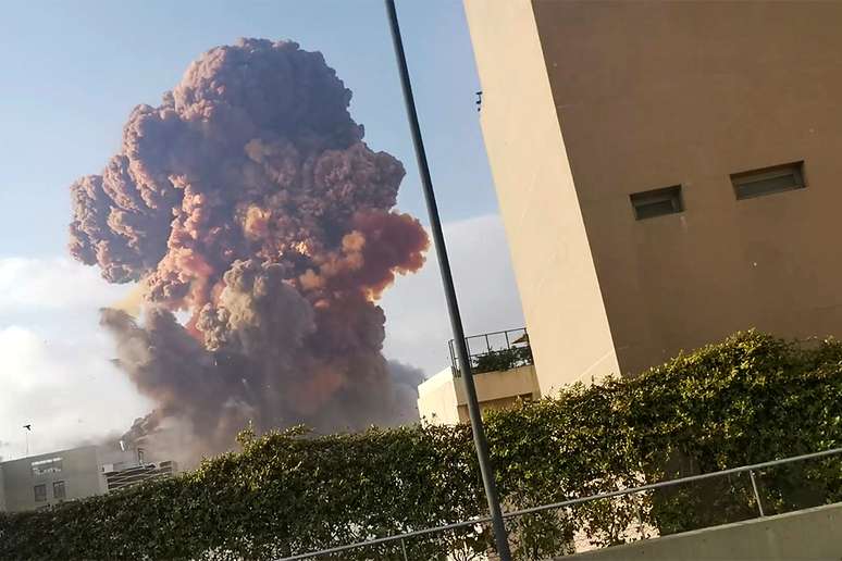 Uma densa coluna de fumaça é vista após grande explosão na área portuária de Beirute, em fotografia obtida de vídeo em rede social
04/08/2020
Karim Sokhn/Instagram/Ksokhn + Thebikekitchenbeirut/via REUTERS