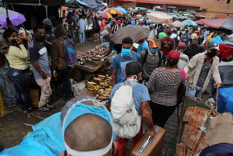 Consumidores caminham no mercado Coche de Caracas
23/07/2020
REUTERS/Manaure Quintero