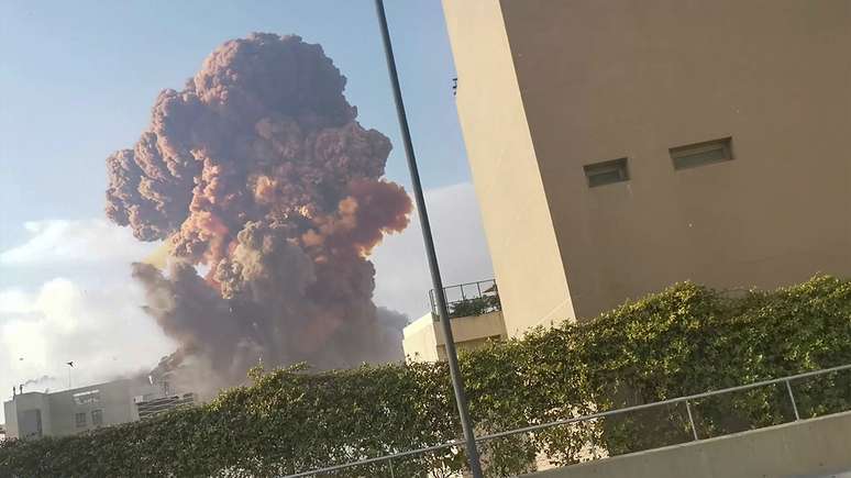 Fumaça após grande explosão em Beirute
04/08/2020  Karim Sokhn/Instagram/Ksokhn + Thebikekitchenbeirut/via REUTERS