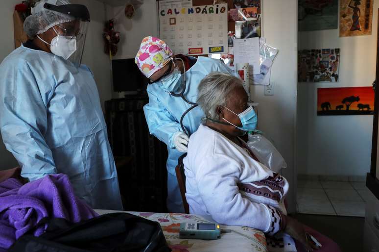 Profissionais de saúde examinam paciente em São Paulo
02/07/2020 REUTERS/Amanda Perobelli