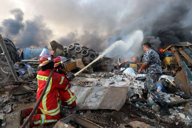 Bombeiros trabalham em área atingida por explosão em Beirute
04/08/2020
REUTERS/Mohamed Azakir