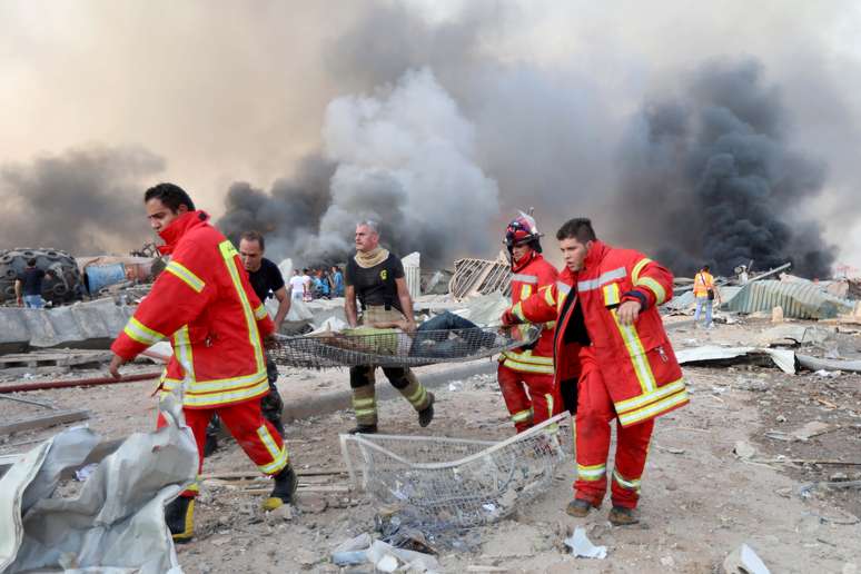 Bombeiros retiram homem ferido do local de explosão em Beirute
04/08/2020
REUTERS/Mohamed Azakir