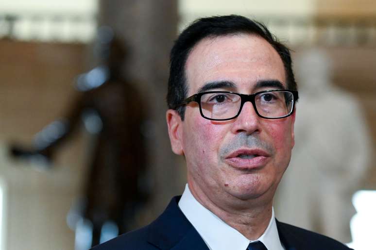 O secretário do Tesouro dos EUA, Steven Mnuchin, fala com repórteres no Capitólio, em Washington, em 29 de julho de 2020. REUTERS/Erin Scott