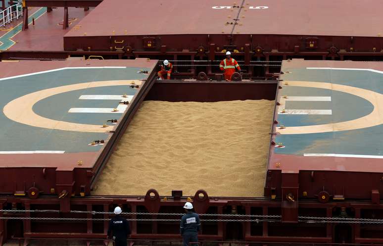 Navio carregado com soja para exportação no porto de Santos (SP) 
13/03/2017
REUTERS/Paulo Whitaker