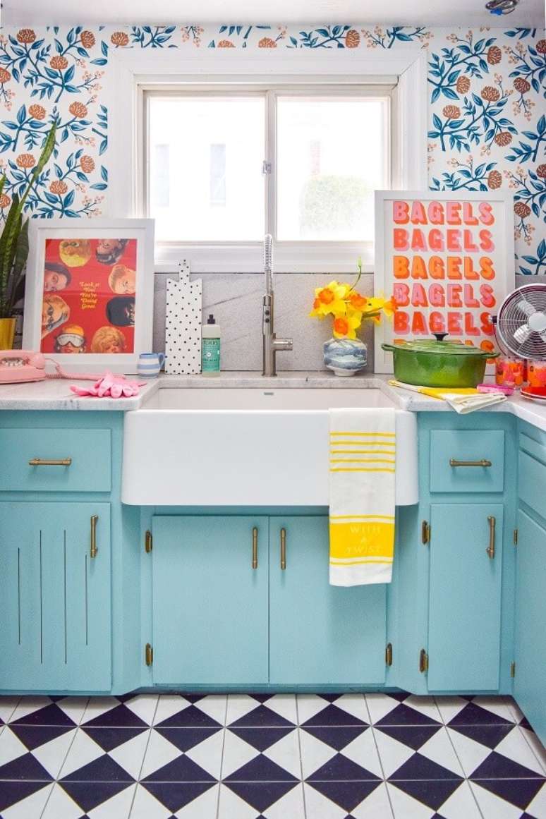 37. Os quadros decorativos para cozinha coloridos alegram o ambiente. Fonte Pinterest