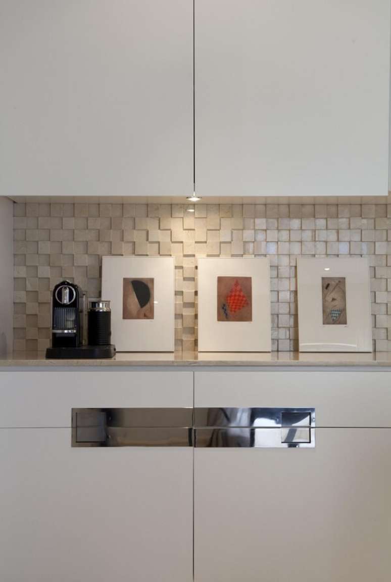 33. Os quadros decorativos para cozinha seguem o mesmo padrão de acabamento. Projeto por Marcelo Rosset Arquitetura