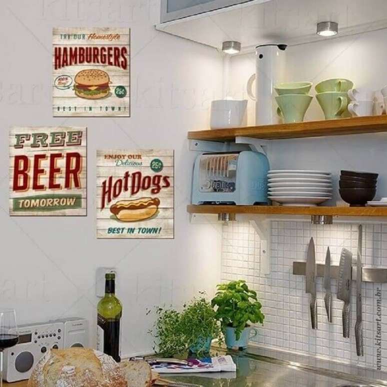 29. Os quadros decorativos para cozinha vintage trazem personalidade para a decora&ccedil;&atilde;o. Fonte: Pinterest