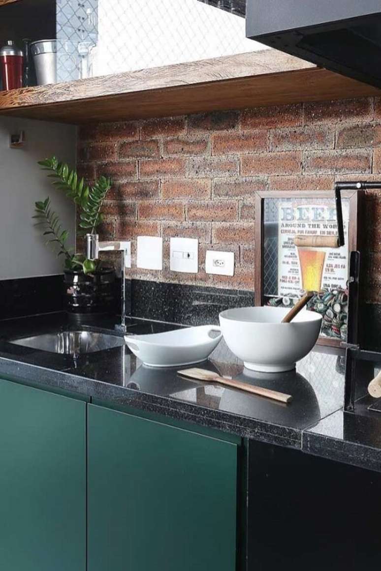 23. Quadros para decorar cozinha tipo nicho serve para guardar tampas de garrafas. Fonte: Pinterest