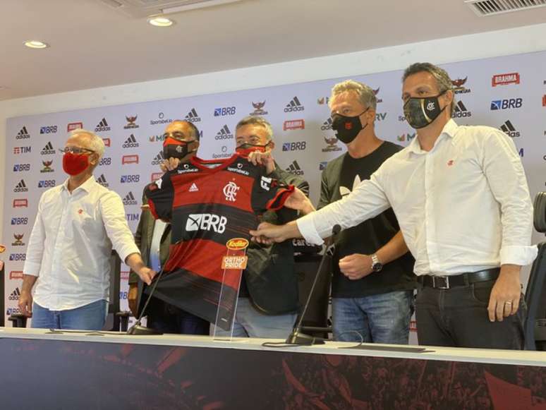 Treinador espanhol foi apresentado oficialmente no Ninho do Urubu (Foto: Alexandre Vidal/CRF)