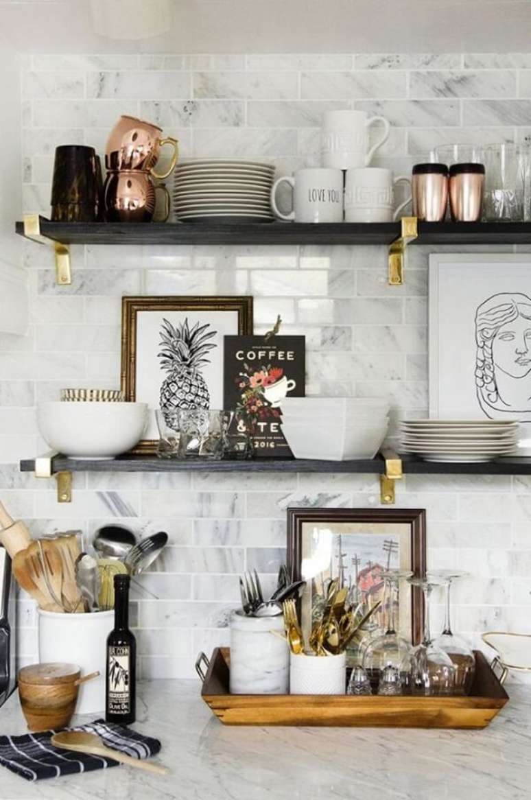 6. Use prateleiras ou estantes para apoiar os quadros decorativos para cozinha, caso não tenha espaço para pendurá-los na parede. Fonte Pinterest