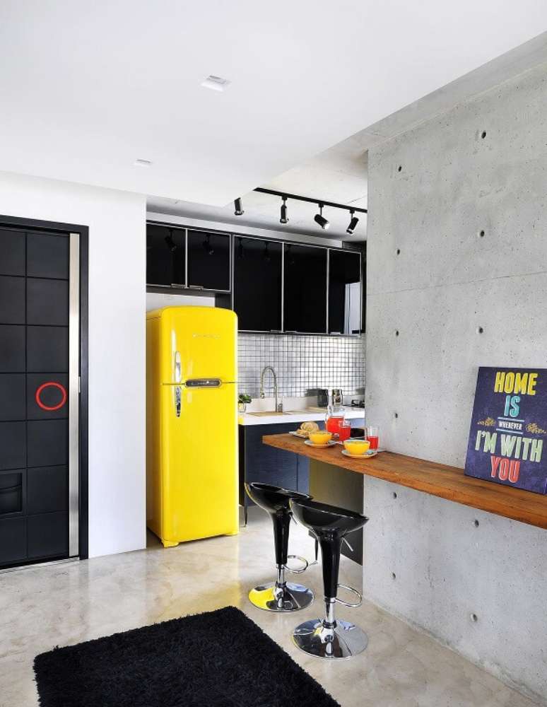 62. A presença do quadro para decorar cozinha traz descontração ao espaço. Projeto por IBD Arquitetura
