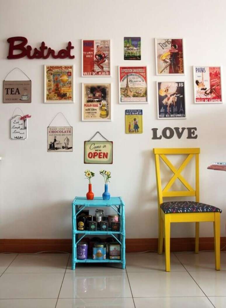25. Placas e quadros decorativos para cozinha vintage são perfeitos para complementar o ambiente. Fonte: Pinterest