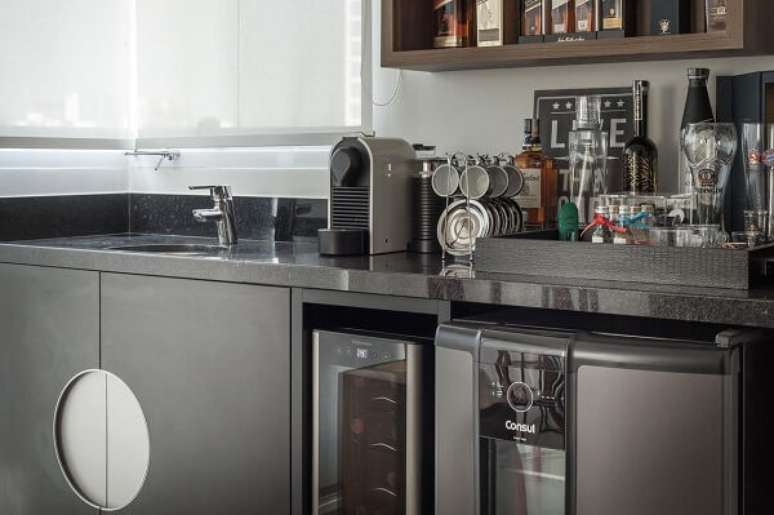 41. Na falta de espa&ccedil;o apoio os quadros decorativos para cozinha na bancada. Projeto por Ornare