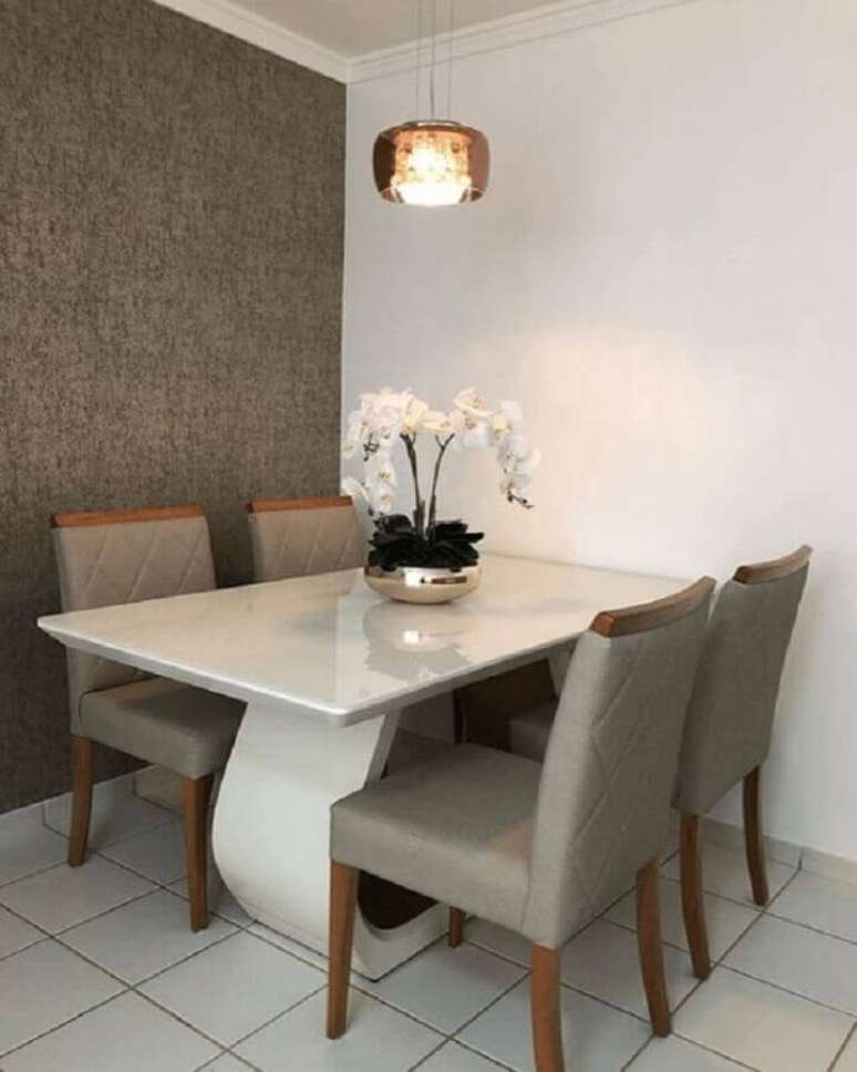 2. Decoração clean com mesa de jantar 4 lugares retangular e lustre de vidro – Foto: Simplichique