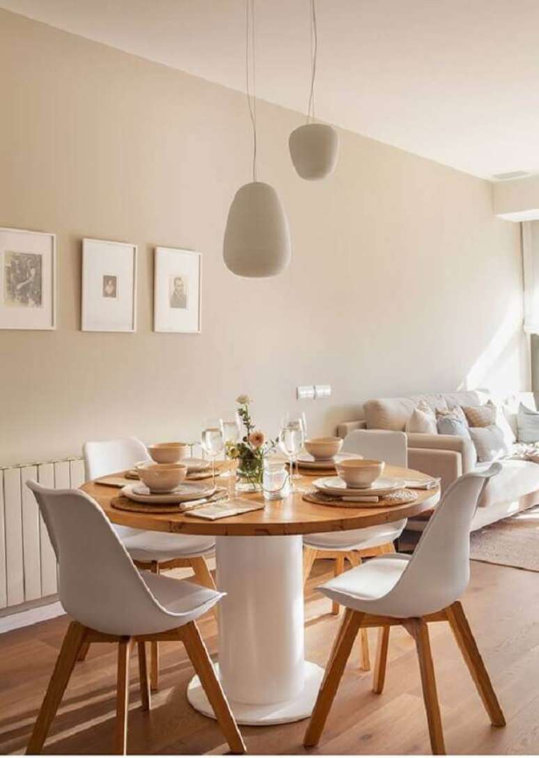 3. A mesa de jantar 4 lugares redonda é um dos modelos mais usados para sala de jantar pequena – Foto: Pinterest