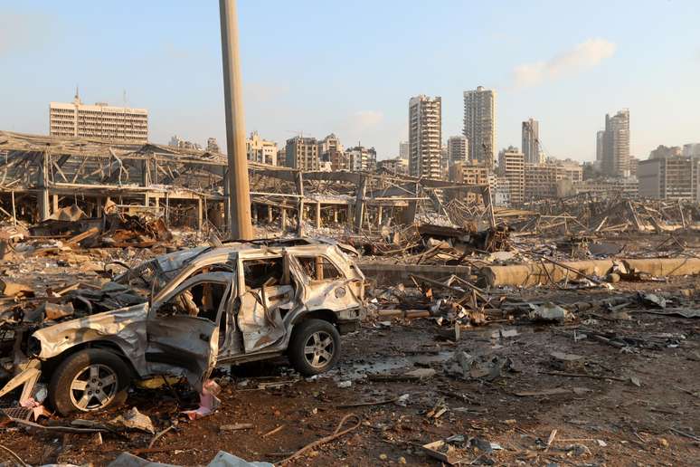 Carro destruído após explosão no centro de Beirute