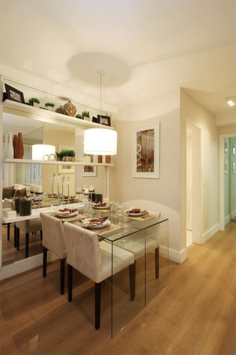 4. Sala de jantar em cores neutras decorada com mesa de jantar pequena de vidro – Foto: Pinterest