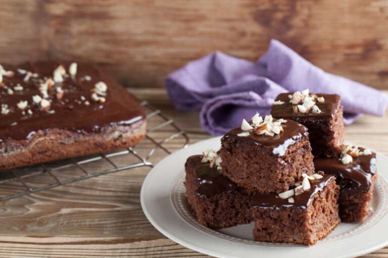 3 receitas de bolo com chocolate para fazer sucesso nesta Páscoa - Caldo Bom