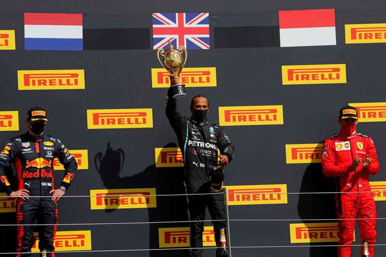 Lewis Hamilton comemora a vitória no GP da Inglaterra 2020 