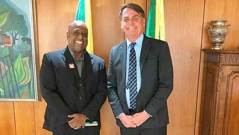 Marcelo Magalhães, Secretário Especial do Esporte, posa ao lado de Bolsonaro