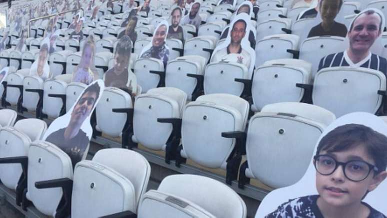 Corinthians promoveu ação para a torcida colocar fotos nos totens