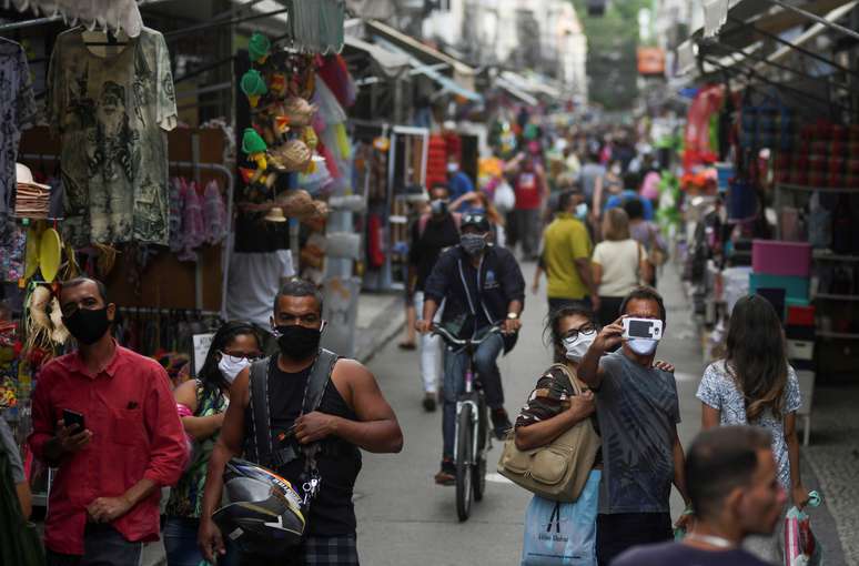 Pessoas em tradicional rua de comércio popular no centro do Rio de Janeiro
29/06/2020
REUTERS/Lucas Landau