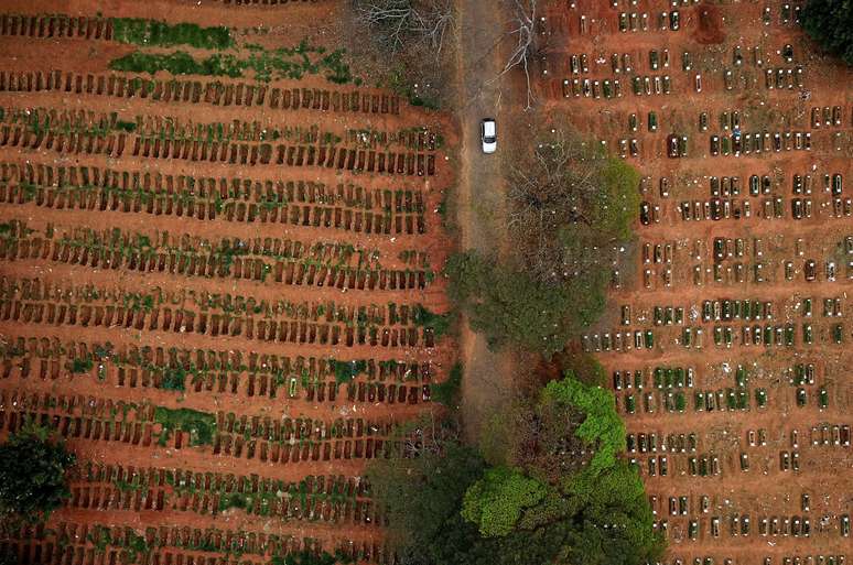 Carro trafega entre covas abertas no cemitério de Vila Formosa, em São Paulo
16/07/2020 REUTERS/Amanda Perobelli