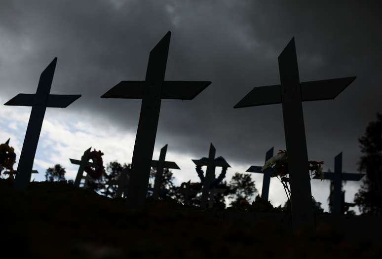Covas no Cemitério Parque Tarumã em Manaus
11/06/2020 REUTERS/Bruno Kelly