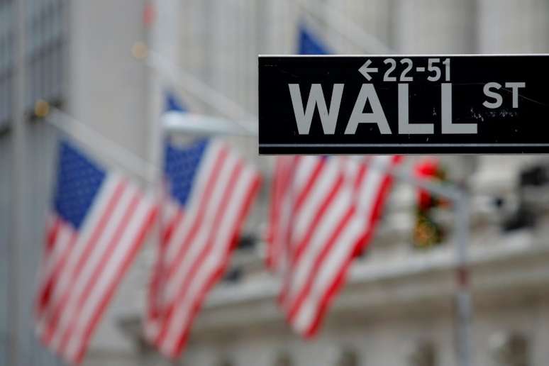 Placa em frente à Bolsa de Valores de Nova York sinaliza Wall Street
28/12/2016
REUTERS/Andrew Kelly