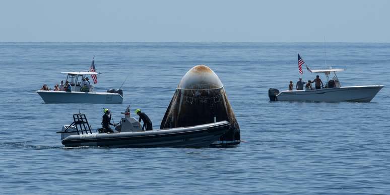 Equipes chegam para resgatar c&aacute;psula espacial Crew Dragon, no Golfo do M&eacute;xico, na Fl&oacute;rida
02/08/2020 NASA/Bill Ingalls/Divulga&ccedil;&atilde;o via REUTERS  