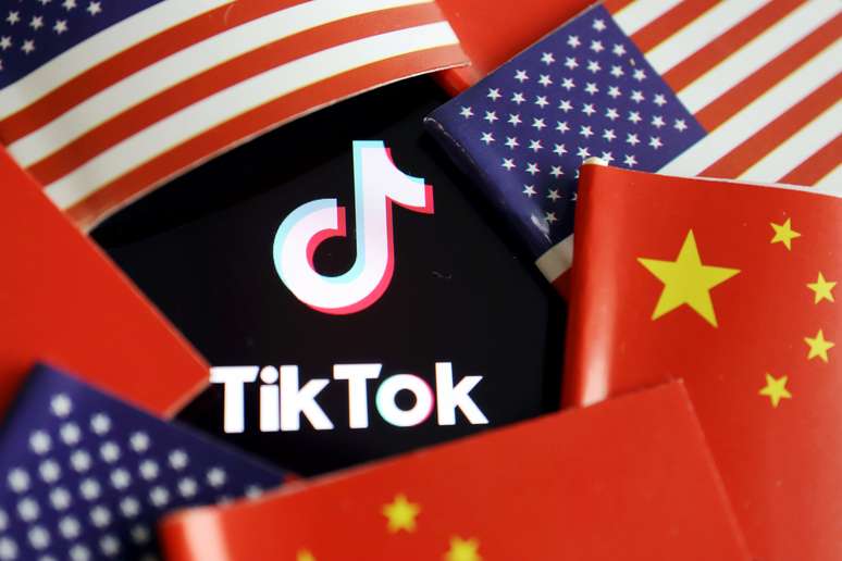 Bandeiras de China e dos Estados Unidos ao lado do logotipo do Tik Tok. 16/7/2020. REUTERS/Florence Lo