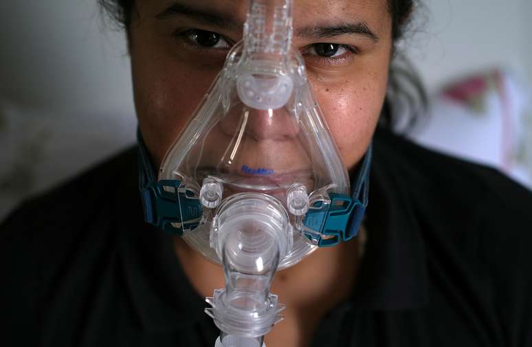 Fisioterapeuta Ana Carolina Xavier usa máscara de oxigênio durante tratamento após ser diagnosticada com Covid-19
25/06/2020
REUTERS/Ricardo Moraes