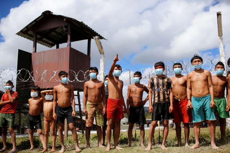 Índios ianomâmis com máscaras de proteção facial em instalação do Exército em Roraima
01/07/2020
REUTERS/Adriano Machado