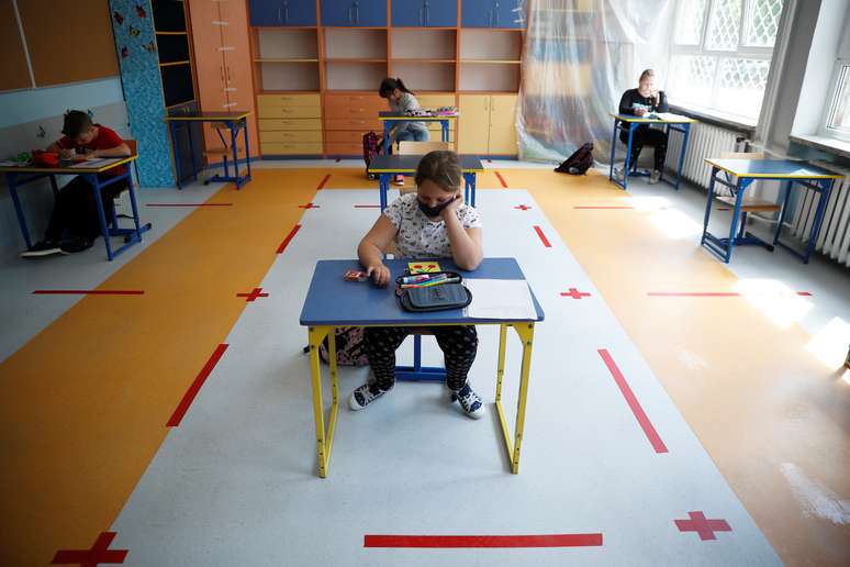 Crianças na sala de aula depois que as escolas reabriram, em meio ao bloqueio da doença por coronavírus (COVID-19) em Varsóvia, Polônia