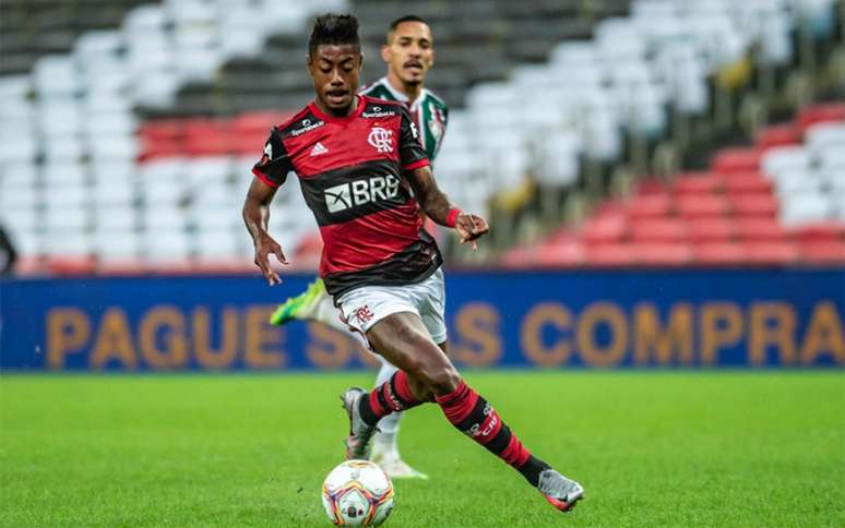 Bruno observado por Gilberto: lateral está perto do Benfica, que também quer o atacante (Foto: Marcelo Cortes/CRF)